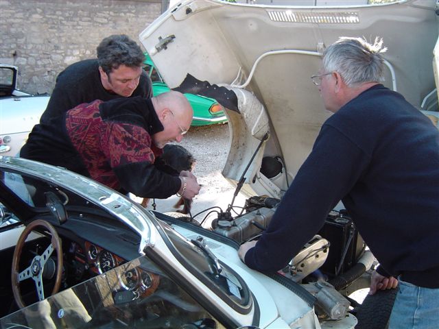 Dépannage collectif de la voiture d'Alain